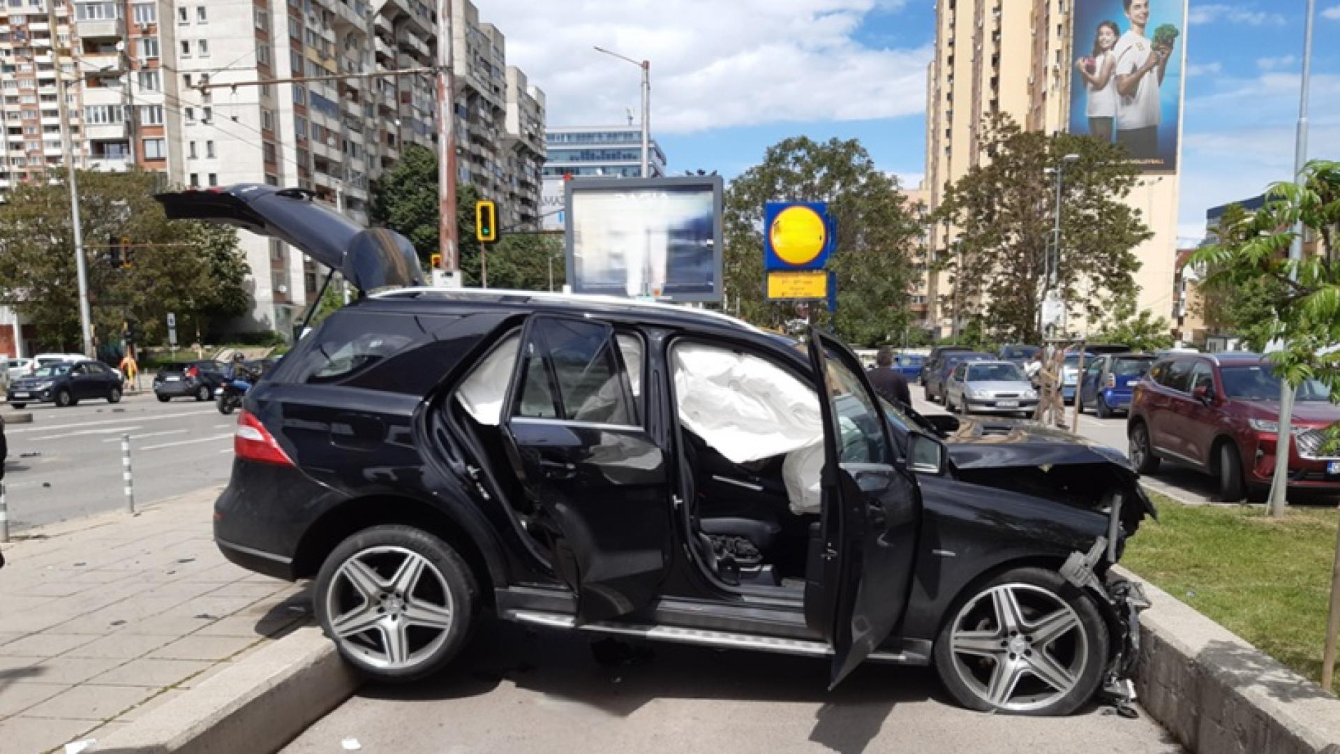 Катастрофа с най малко 6 автомобила стана на бул Скобелев в