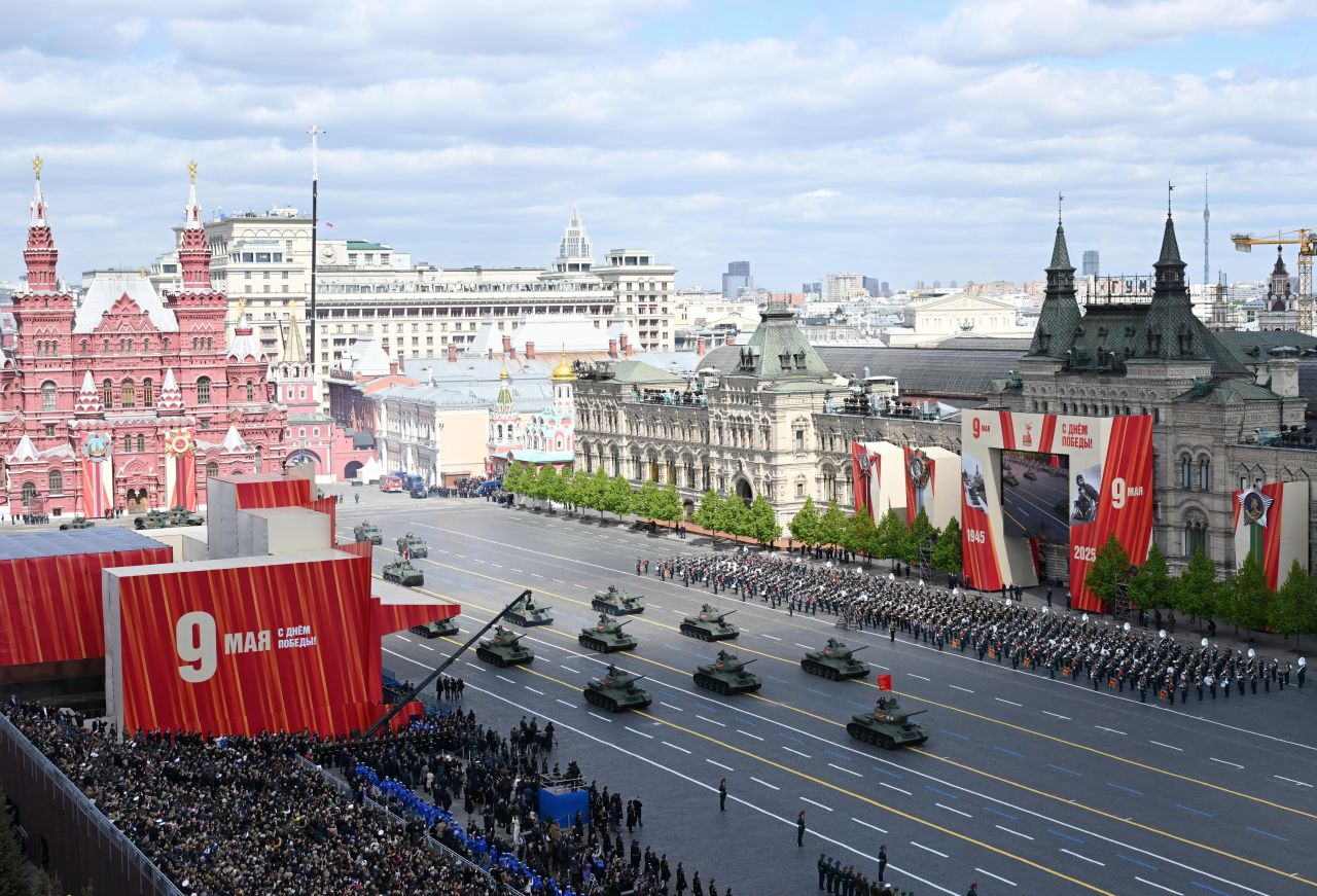 Червеният площад в марш: Най-впечатляващите кадри от парада в Москва
