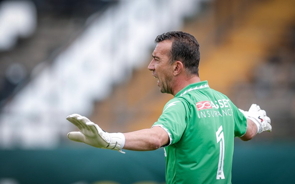 Георги Петков в игра за Славия на 49 години1