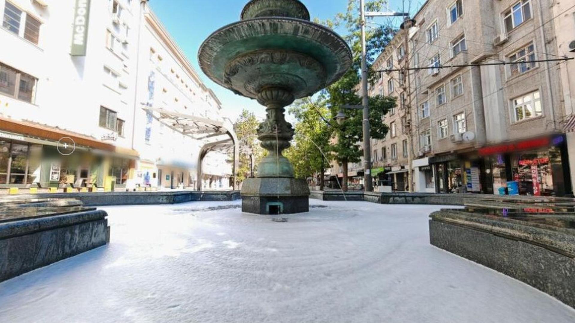 Фонтанът на площад Славейков в София осъмна пълен с бяла