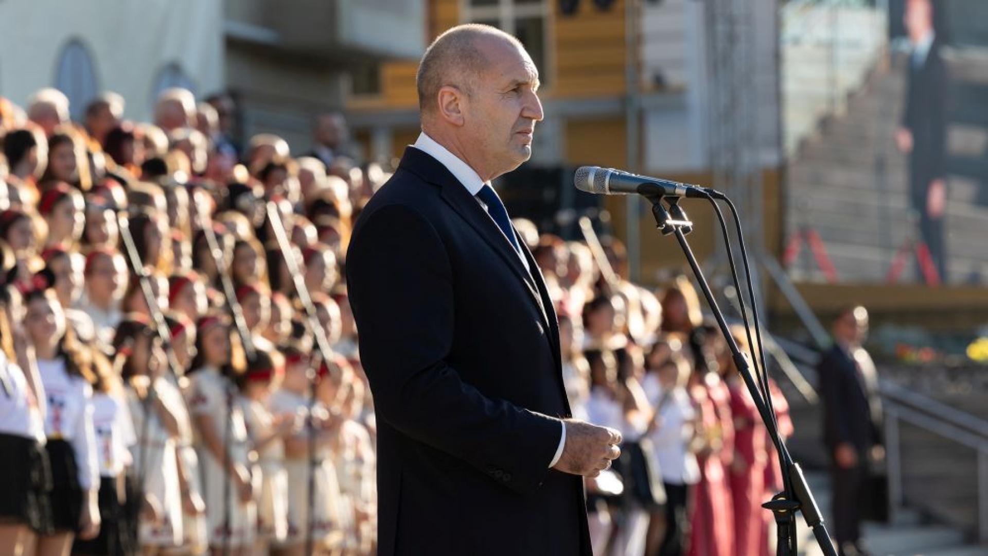 Във време когато все чакаме някой отвън да ни оцени