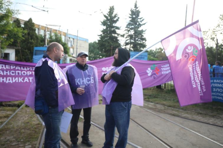 Протест спря движението на градския транспорт в София