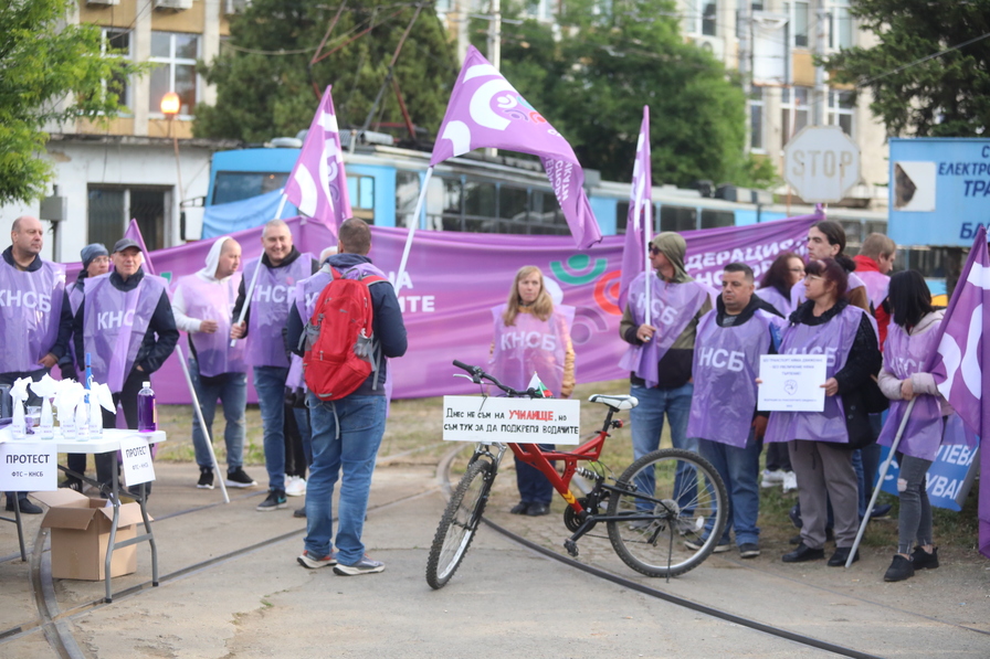 Протест спря движението на градския транспорт в София