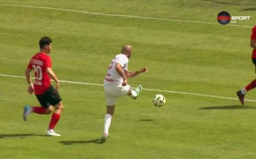 Изстрел на Джонатан Перейра срещна гредата