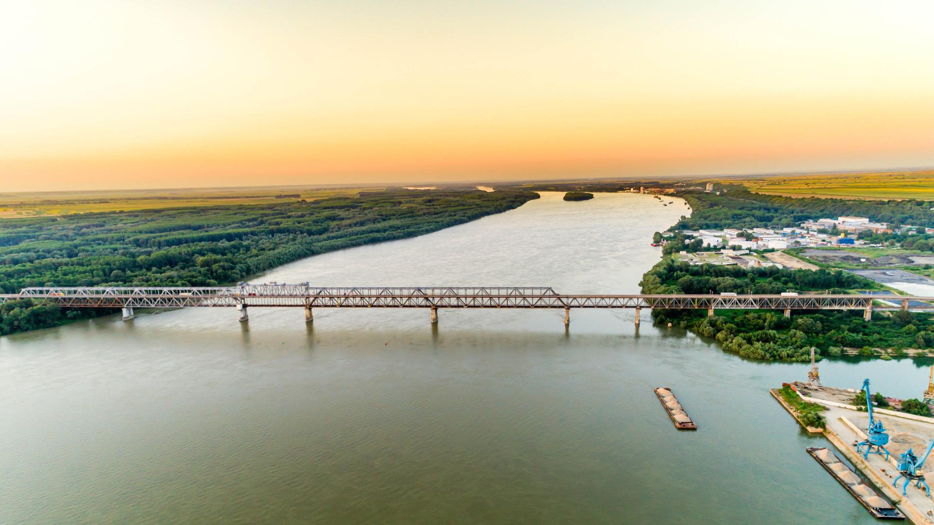 Трима работници бяха убити при експлозия по време на драгиране