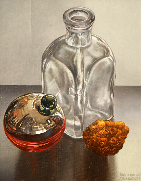 <p>Показани са стари и нови картини, но освен маслена живопис, има и графики, тъй като Иван Стратиев по образование е график.</p>