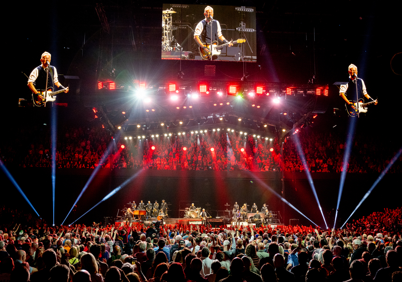 <p>Брус Спрингстийн в светлината на прожекторите в Англия.</p>