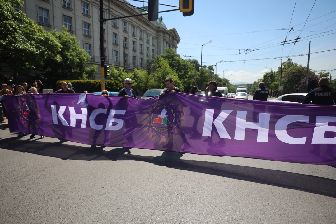 <p>Работещите в Българското национално радио, Българската национална телевизия и Българската телеграфна агенция излязоха на протест с искане за увеличение на заплатите от минимум 15%.</p>