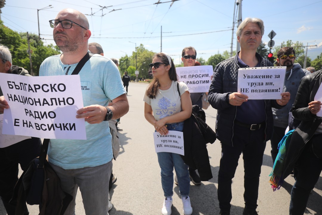 <p>Работещите в Българското национално радио, Българската национална телевизия и Българската телеграфна агенция излязоха на протест с искане за увеличение на заплатите от минимум 15%.</p>