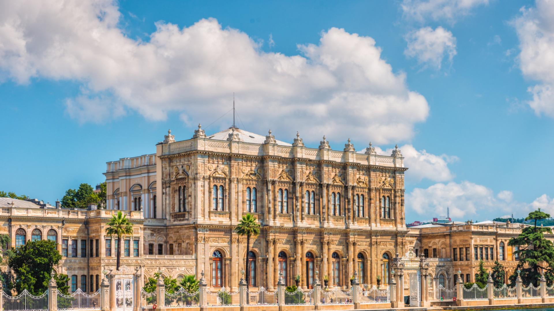 Историческият дворец Долмабахче в Истанбул днес е домакин на решаващи