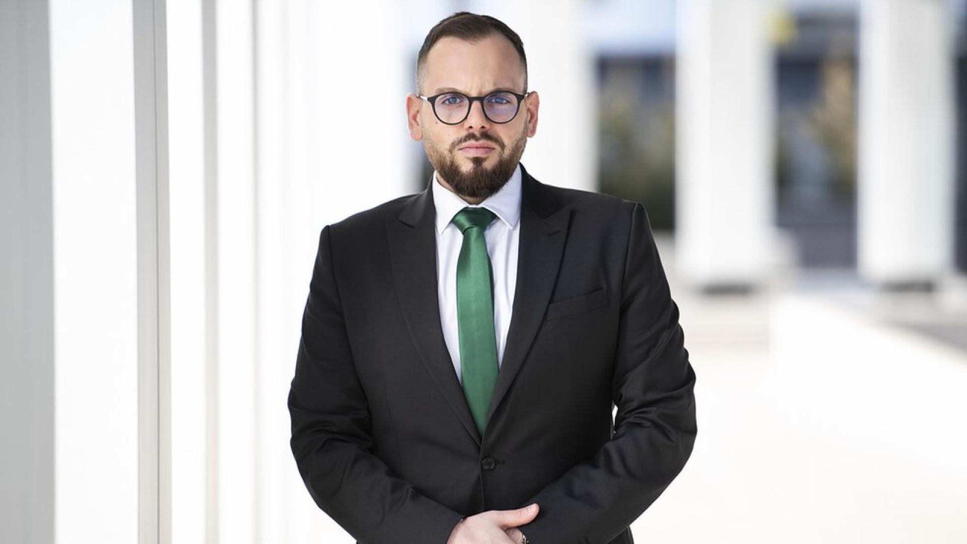 След десетилетие на масови протести национални трагедии и рухнали политически