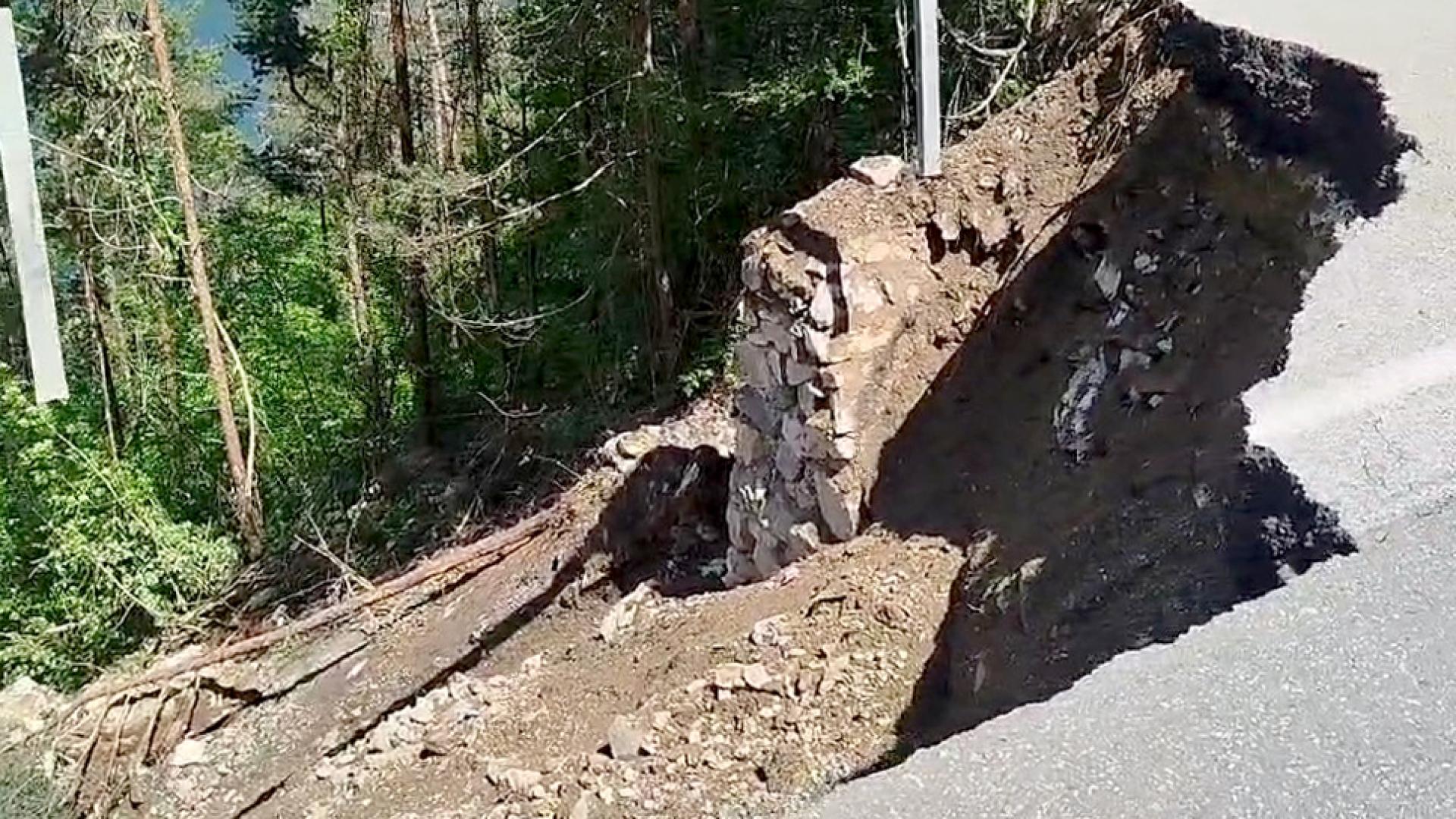 Паднала скална маса затруднява движението по републикански път II 86 Смолян