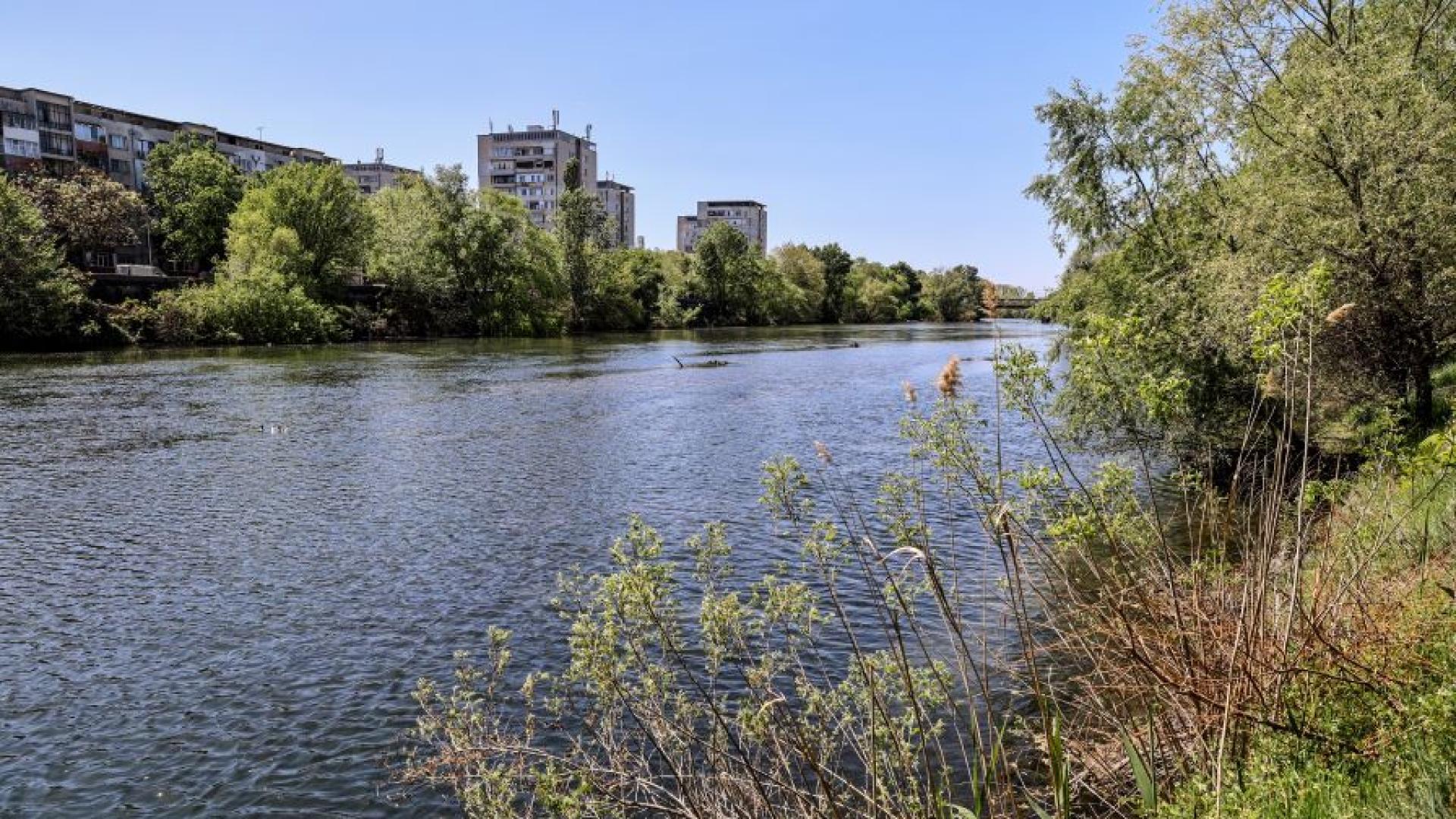 Тяло на мъж изплува от водите на река Марица в