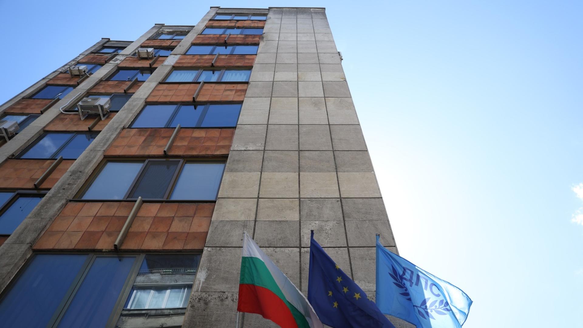 Служители на областната управа влязоха и после запечаха сградата на