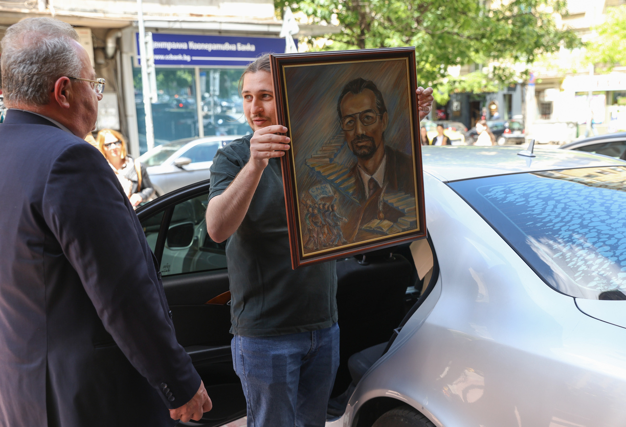 <p>Служители на областната управа запечатаха централата на ДПС &ndash; Централен съвет на столичния бул. &quot;Александър Стамболийски&quot; 45А.</p>