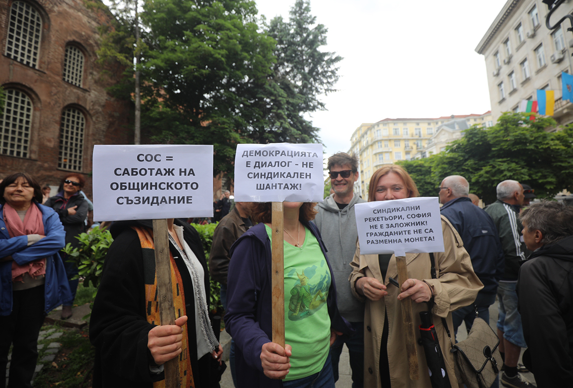 <p>Няколко хиляди граждани се събраха пред Столична община на протест в подкрепа на кмета на София Васил Терзиев. Впоследствие демонстрацията премина в шествие, което достигна до Президентството.</p>