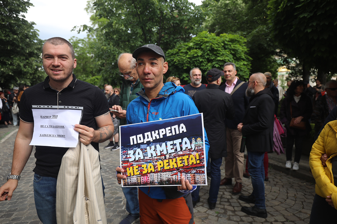 <p>Няколко хиляди граждани се събраха пред Столична община на протест в подкрепа на кмета на София Васил Терзиев. Впоследствие демонстрацията премина в шествие, което достигна до Президентството.</p>