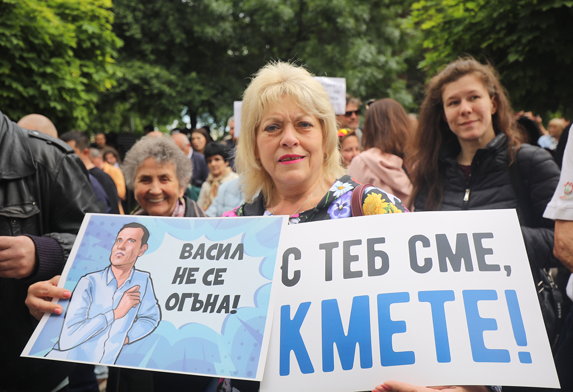 <p>Няколко хиляди граждани се събраха пред Столична община на протест в подкрепа на кмета на София Васил Терзиев. Впоследствие демонстрацията премина в шествие, което достигна до Президентството.</p>