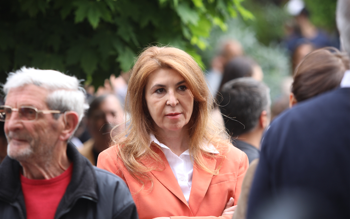 <p>Няколко хиляди граждани се събраха пред Столична община на протест в подкрепа на кмета на София Васил Терзиев. Впоследствие демонстрацията премина в шествие, което достигна до Президентството.</p>