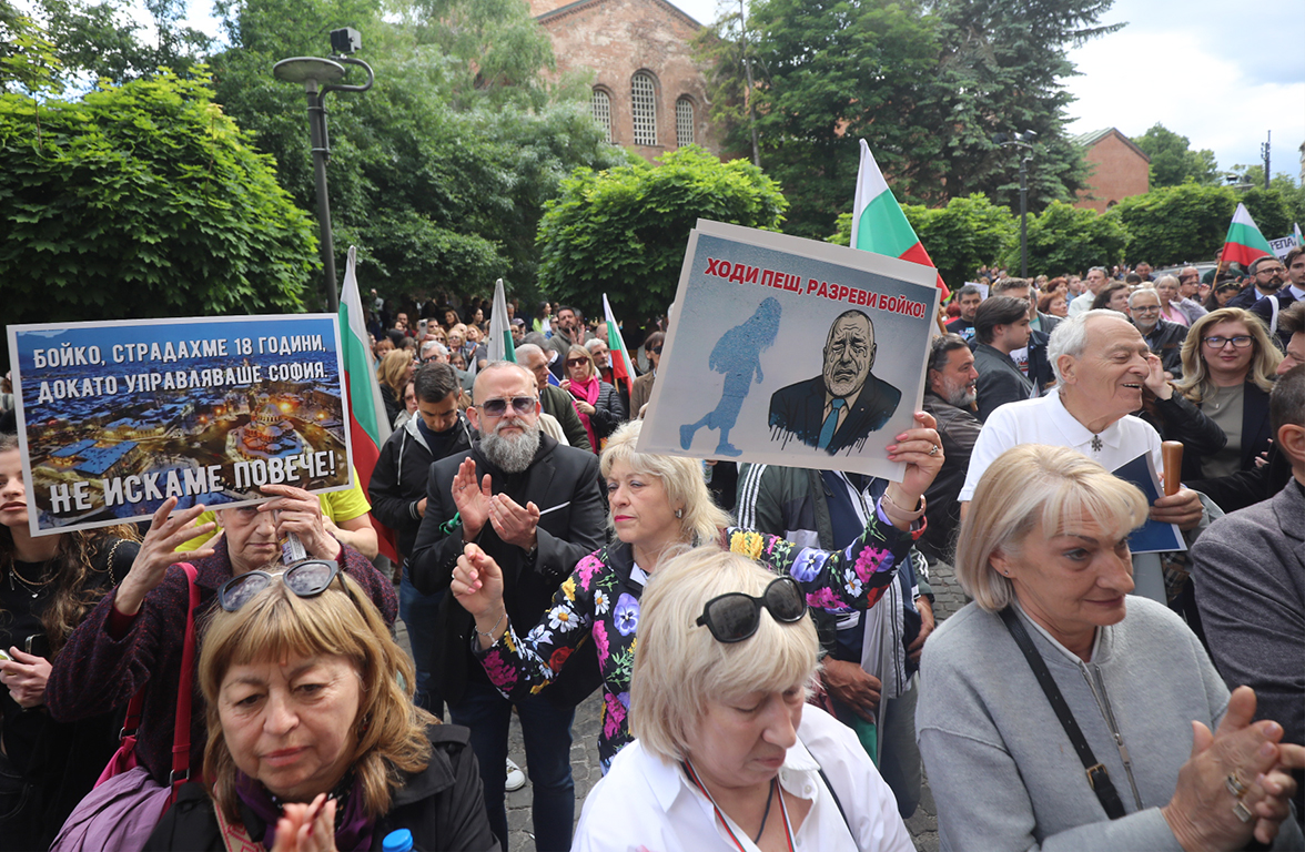 <p>Няколко хиляди граждани се събраха пред Столична община на протест в подкрепа на кмета на София Васил Терзиев. Впоследствие демонстрацията премина в шествие, което достигна до Президентството.</p>