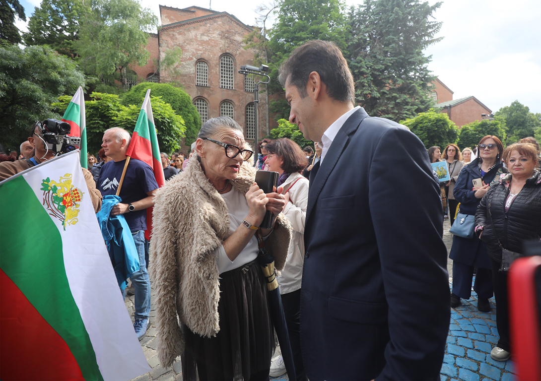 <p>Няколко хиляди граждани се събраха пред Столична община на протест в подкрепа на кмета на София Васил Терзиев. Впоследствие демонстрацията премина в шествие, което достигна до Президентството.</p>
