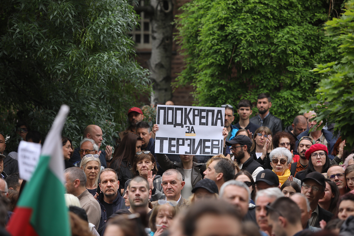 <p>Няколко хиляди граждани се събраха пред Столична община на протест в подкрепа на кмета на София Васил Терзиев. Впоследствие демонстрацията премина в шествие, което достигна до Президентството.</p>