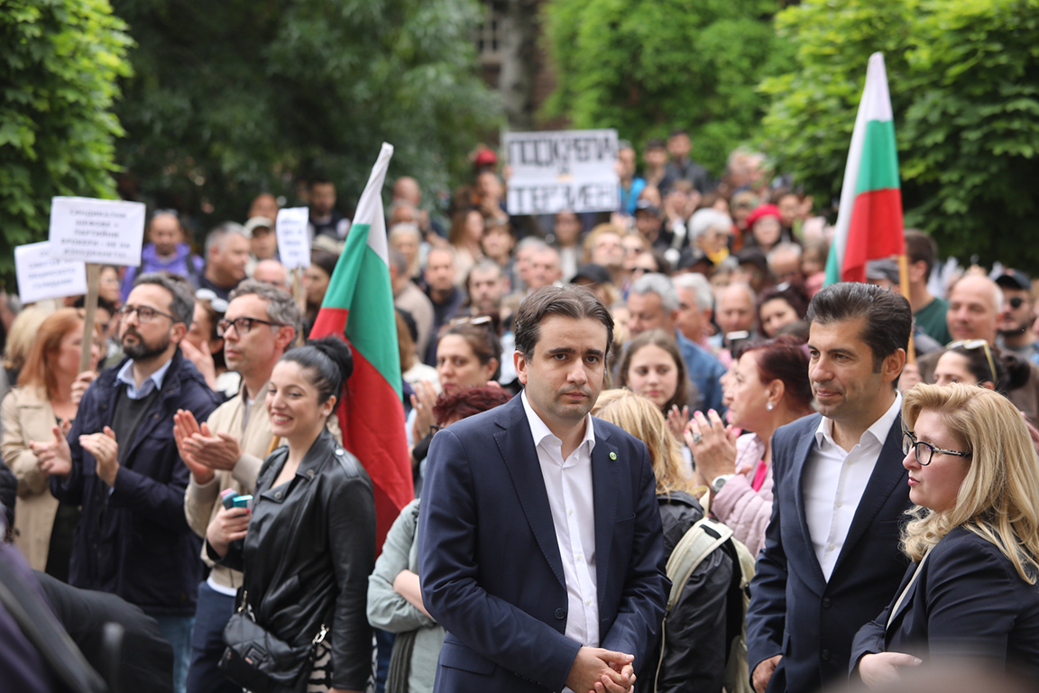 <p>Няколко хиляди граждани се събраха пред Столична община на протест в подкрепа на кмета на София Васил Терзиев. Впоследствие демонстрацията премина в шествие, което достигна до Президентството.</p>