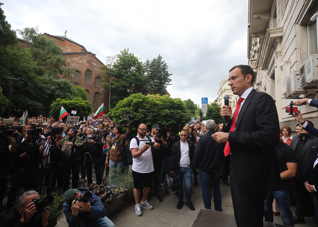 <p>Няколко хиляди граждани се събраха пред Столична община на протест в подкрепа на кмета на София Васил Терзиев. Впоследствие демонстрацията премина в шествие, което достигна до Президентството.</p>