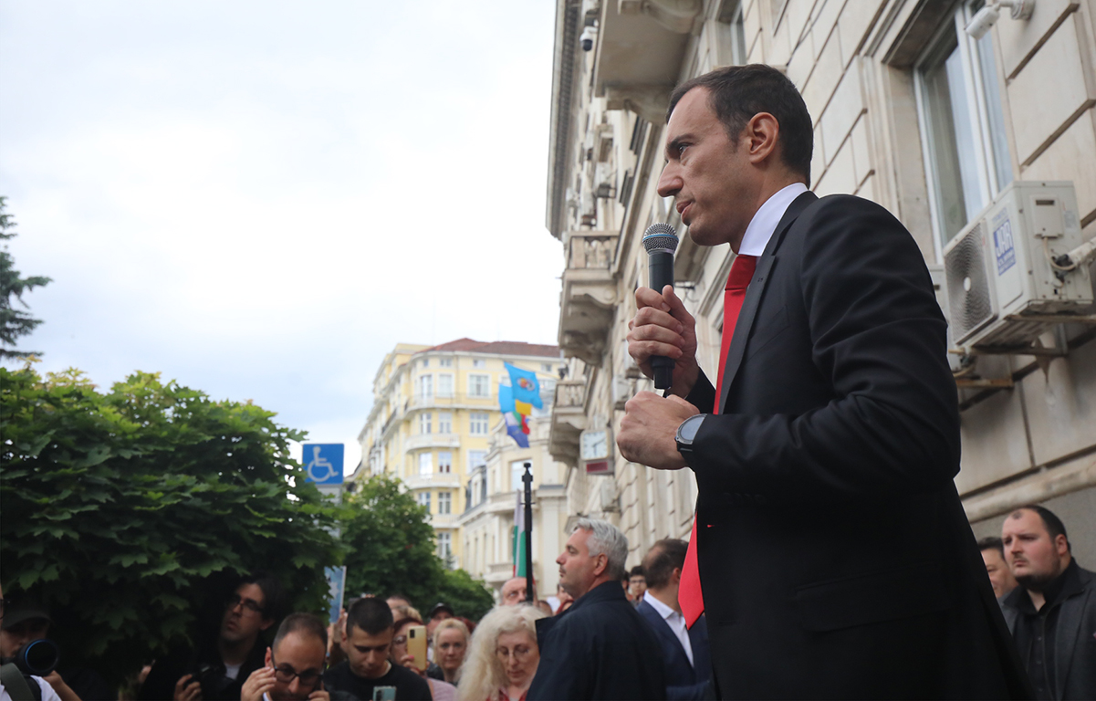 <p>Няколко хиляди граждани се събраха пред Столична община на протест в подкрепа на кмета на София Васил Терзиев. Впоследствие демонстрацията премина в шествие, което достигна до Президентството.</p>