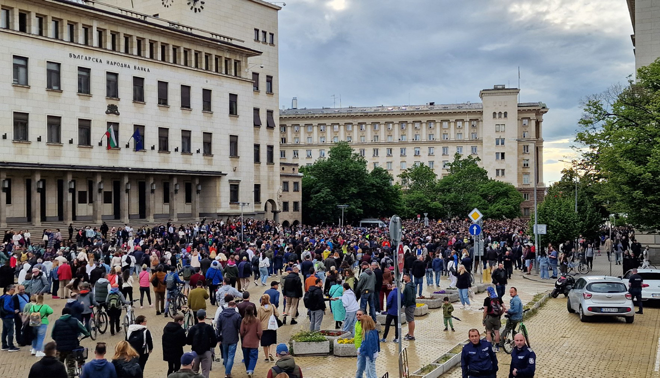 <p>Няколко хиляди граждани се събраха пред Столична община на протест в подкрепа на кмета на София Васил Терзиев. Впоследствие демонстрацията премина в шествие, което достигна до Президентството.</p>