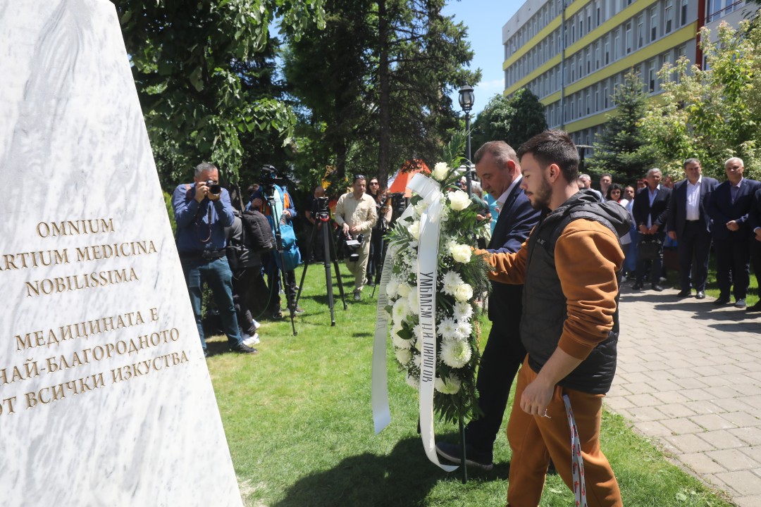 <p>С откриването на специален паметник в София беше отдадена почит на служителите на спешната болница &bdquo;Пирогов&ldquo;, посветили живота си на другите преди, по време и след пандемията от COVID-19.</p>