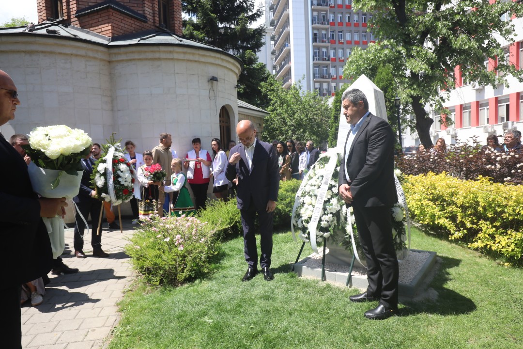 <p>С откриването на специален паметник в София беше отдадена почит на служителите на спешната болница &bdquo;Пирогов&ldquo;, посветили живота си на другите преди, по време и след пандемията от COVID-19.</p>