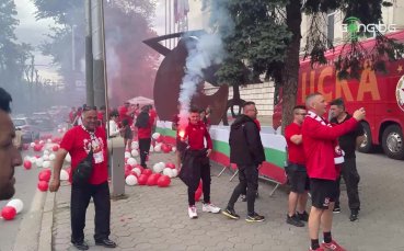 Христо Стоичков и Валери Божинов пристигнаха заедно за финала между Лудогорец и ЦСКА (видео)