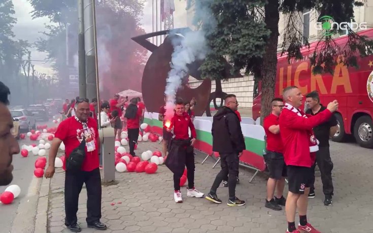 Христо Стоичков и Валери Божинов пристигнаха заедно за финала между Лудогорец и ЦСКА (видео)