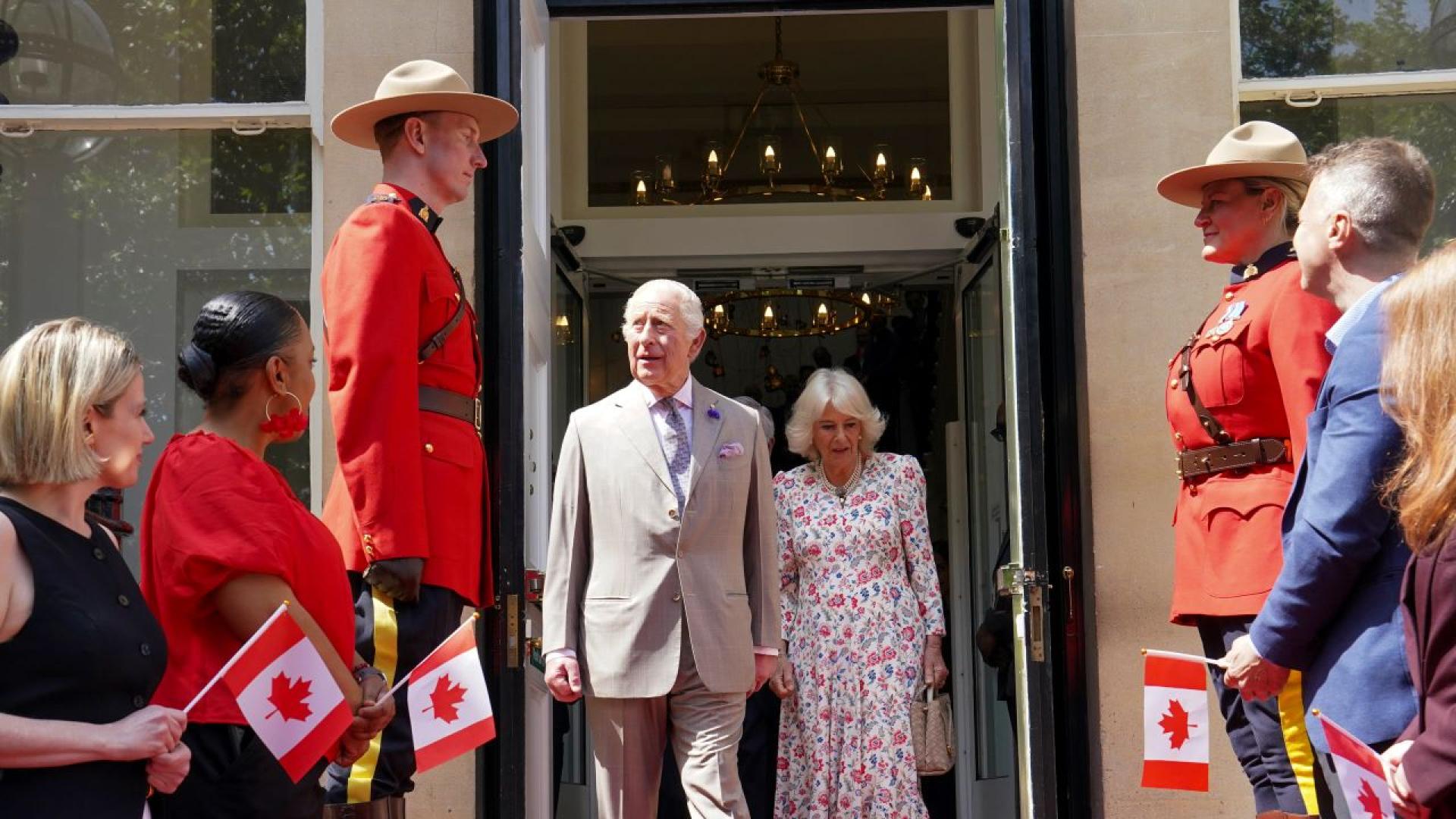 Британският крал Чарлз Трети придружаван от съпругата му кралица Камила