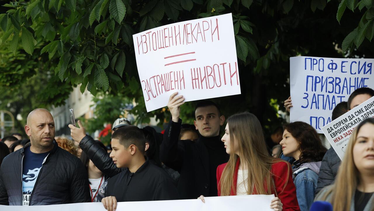 Млади лекари и медицински сестри провеждат протест с настояване за по-високи заплати, достойни условия на труд и регламентирано работно време. По данни на медицинските сестри заплатата им е по-ниска от 2000 лв. на месец. 

Протестът се провежда паралелно в шест града в страната.