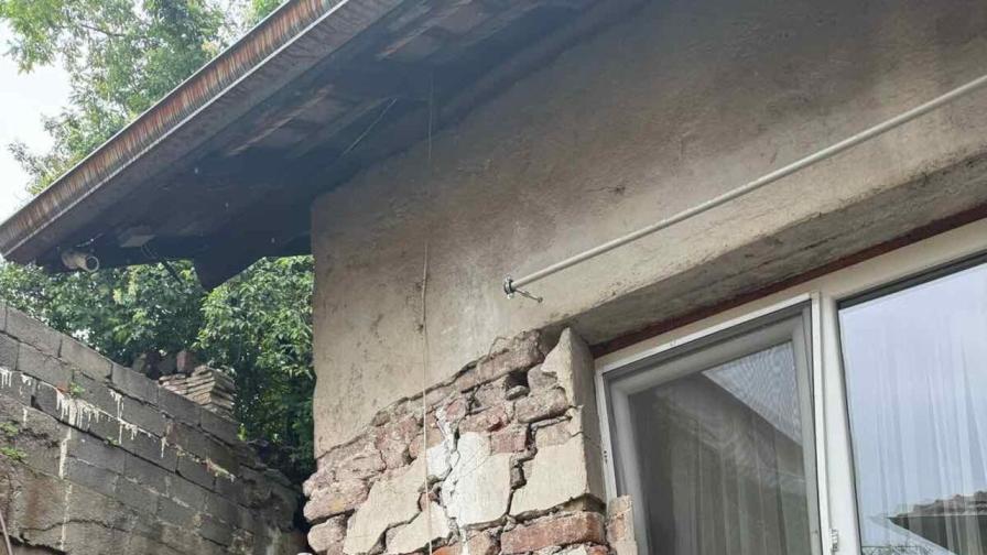 Срути се подпорна стена в Перник