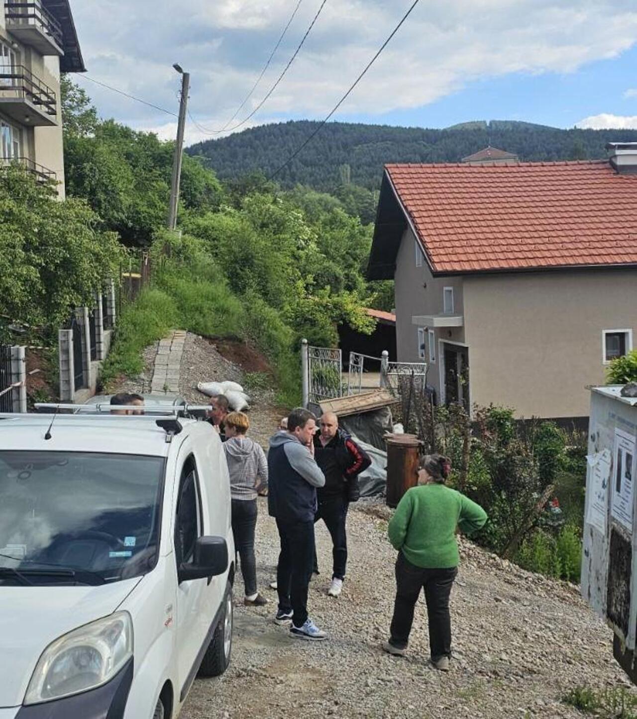<p>Срути се подпорна стена в Перник, ще обявят частично бедствено положение.</p>