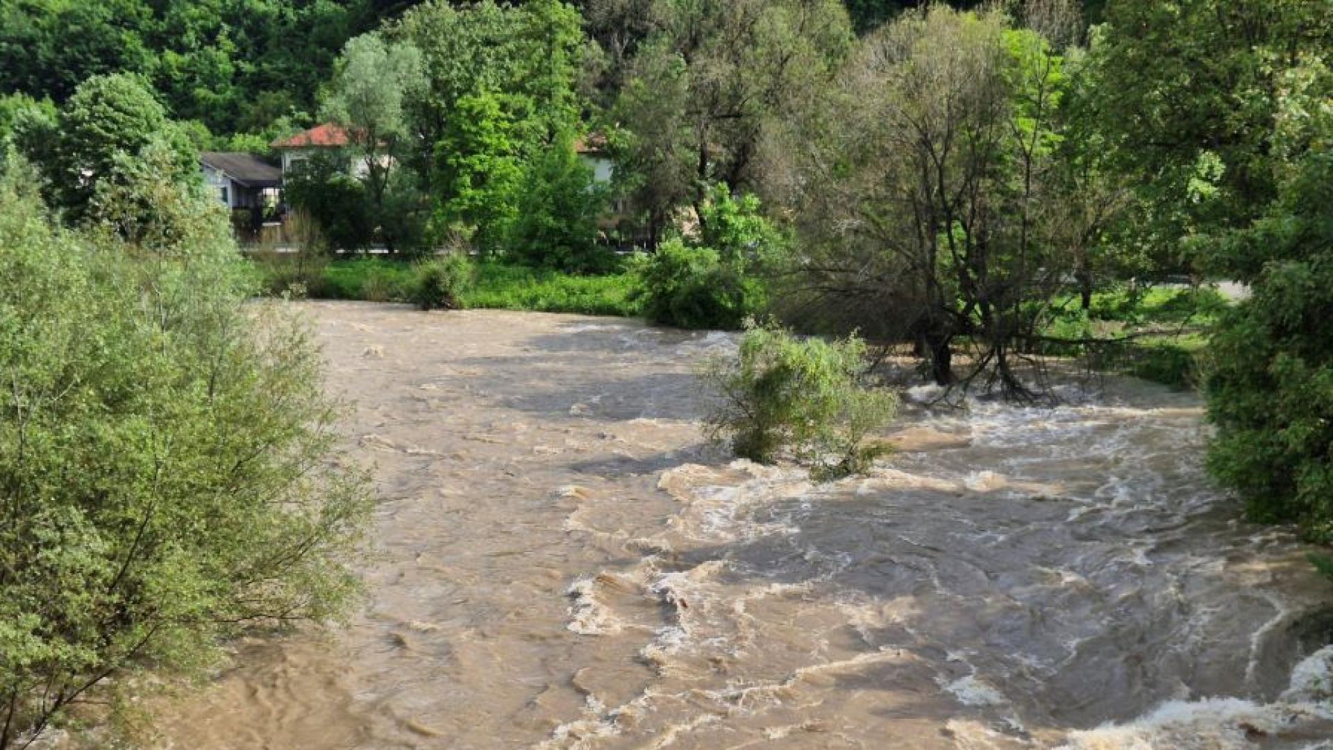 След бедствието с излязлата от коритото си река Вит положението