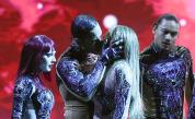 Дженифър Лопес се целува с танцьори на сцената на AMAs 2025 – феновете онемяха
