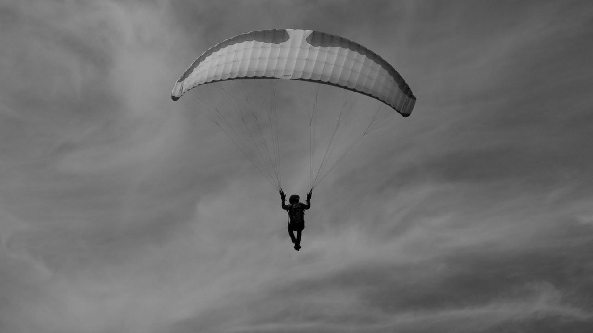 Китайският парапланерист Пенг Юцзян преживя изключително опасна ситуация след като внезапно бе