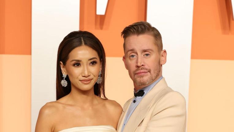 Маколи Кълкин и Бренда Сонг