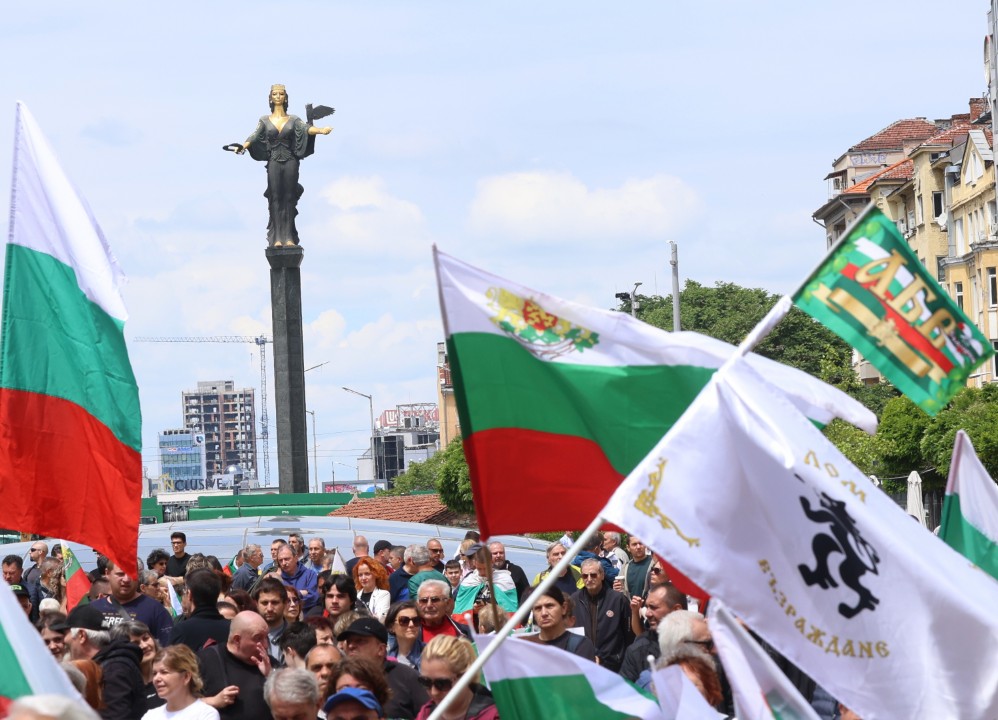 <p>Граждани се събраха днес в района на Ларгото в София на протест в защита на българския лев и против приемането на еврото.</p>