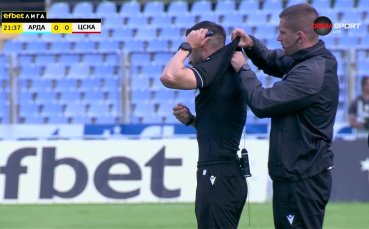 Техниката на съдията се развали - отвориха куфарчето с резервните части (видео)