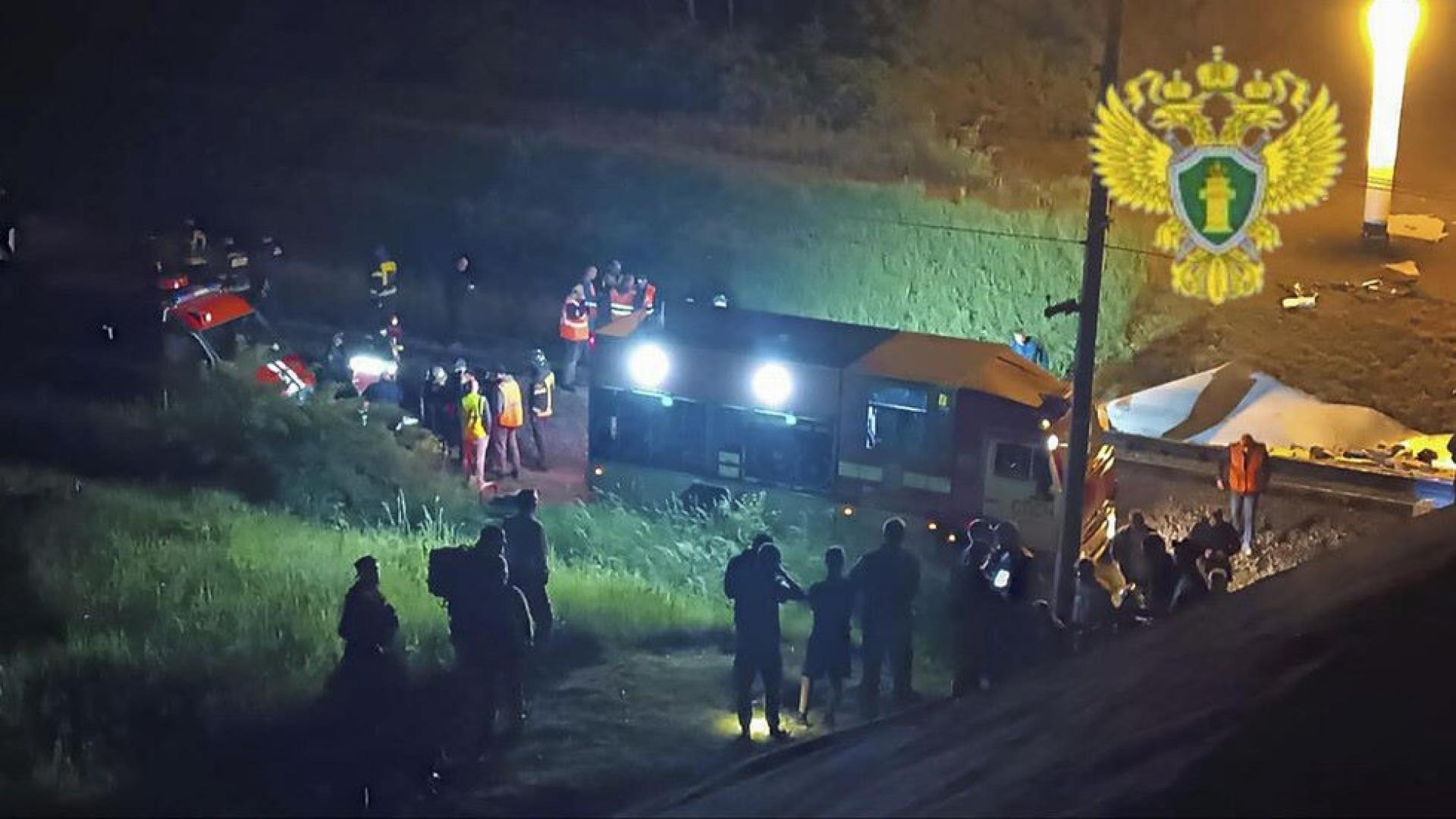 Най малко седем души загинаха и близо 35 бяха ранени след