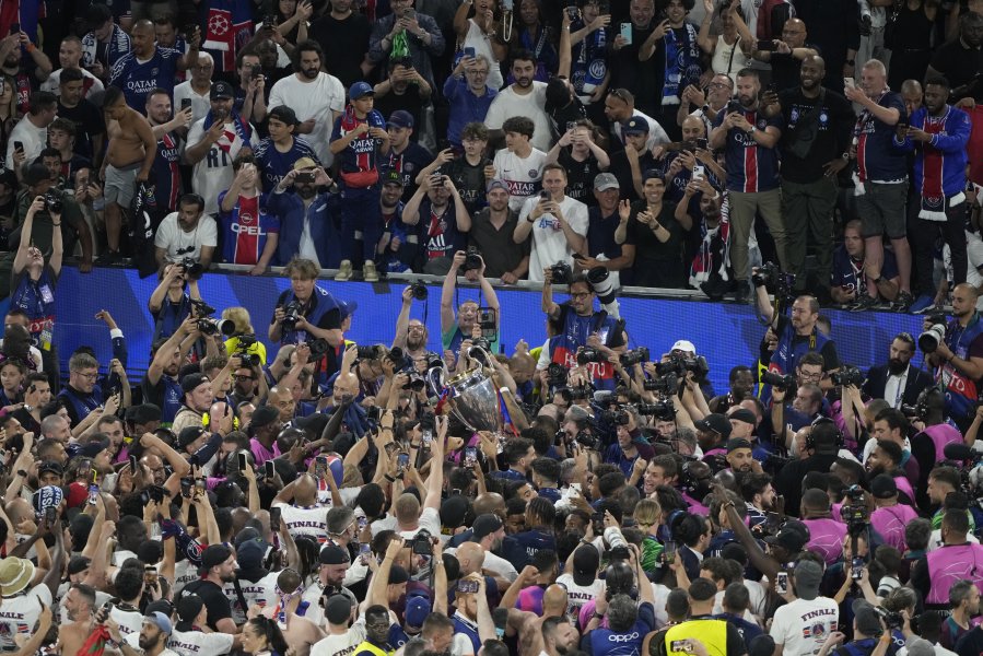 Фенове на Пари Сен Жермен след триумфа в Шампионската лига1
