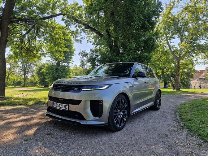 Range Rover Sport SV галерия