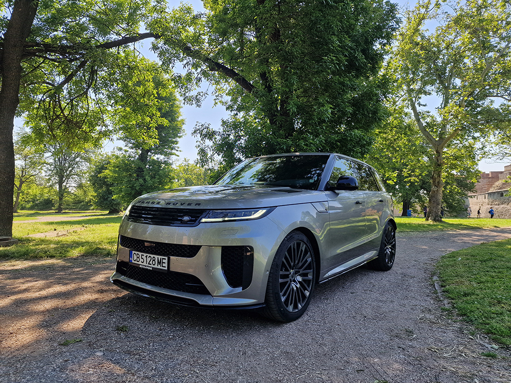 Edition One идва с щедро количество карбон, гигантски джанти, чист V-осмак от BMW, може би най-доброто окачване в сегмента и цена, от която дори и най-широко скроените клиенти може да се изчервят