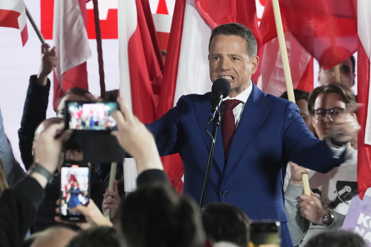 <p>Кандидатът, подкрепен от най-голямата опозиционна националистическа партия в Полша &ndash; &bdquo;Право и справедливост&ldquo; (ПиС), Карол Навроцки печели произведения вчера втори тур на президентските избори в страната, съобщиха Асошиейтед прес и Ройтерс. Централната избирателна комисия на Полша публикува на своя уебсайт, че всички гласове са преброени, информира Ройтерс.</p>