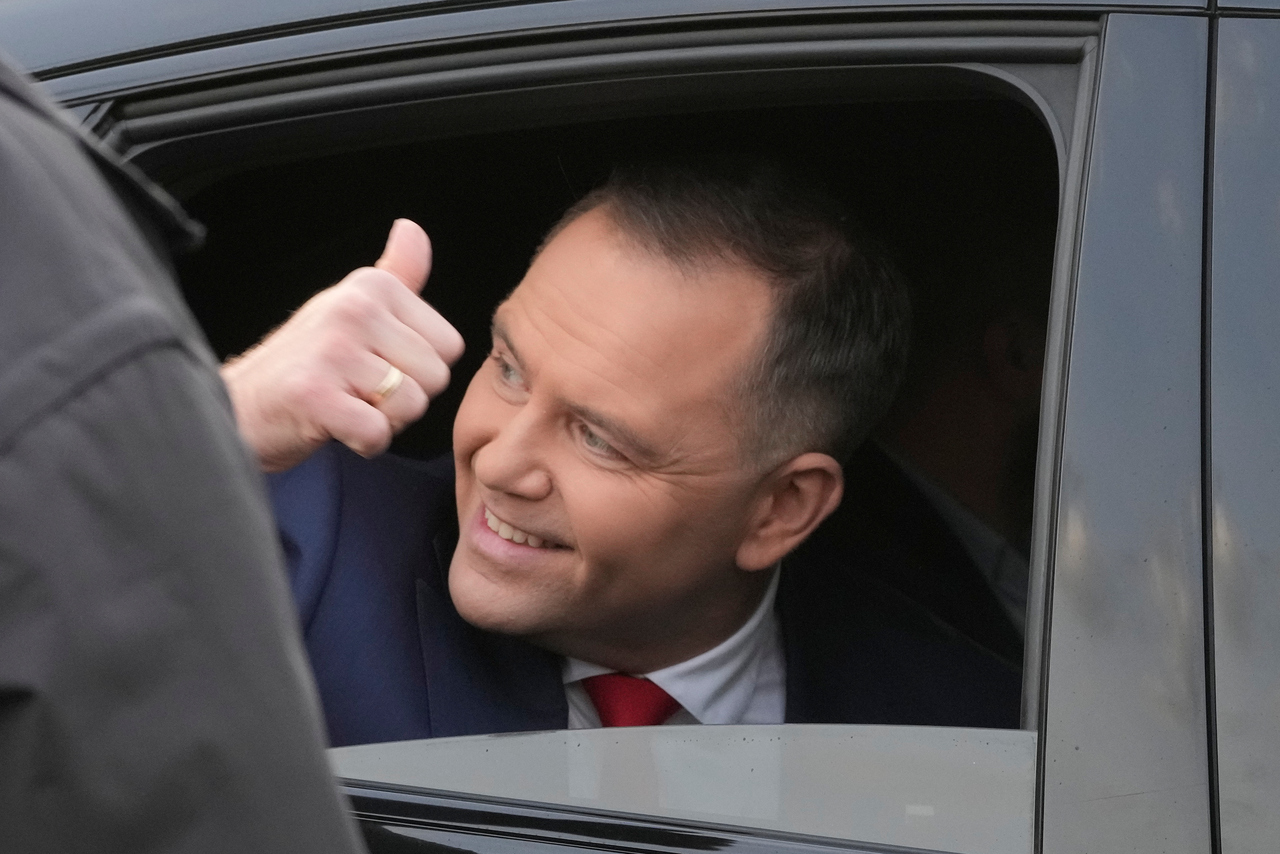 <p>Кандидатът, подкрепен от най-голямата опозиционна националистическа партия в Полша &ndash; &bdquo;Право и справедливост&ldquo; (ПиС), Карол Навроцки печели произведения вчера втори тур на президентските избори в страната, съобщиха Асошиейтед прес и Ройтерс. Централната избирателна комисия на Полша публикува на своя уебсайт, че всички гласове са преброени, информира Ройтерс.</p>